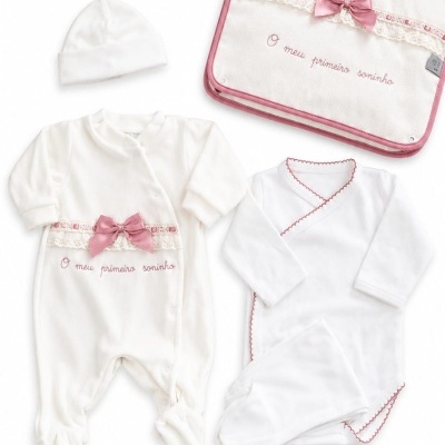 Conjunto de roupa de bebé branco e rosa com macacão, body, gorro e manta