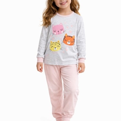 Criança com pijama cinzento de gatos e calças rosa almofadadas.