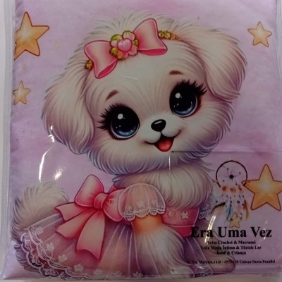 Almofada rosa com estampa de cão branco e embalagem plástica transparente