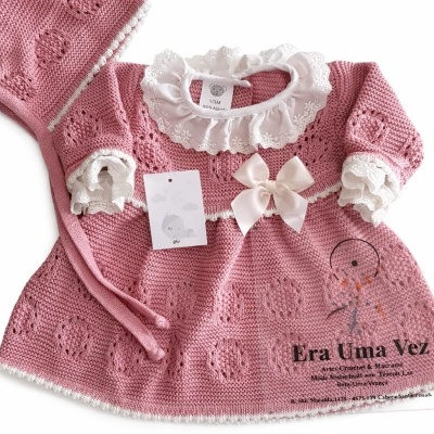Vestido de bebé rosa em malha com gola branca rendada e gorro rosa com corações