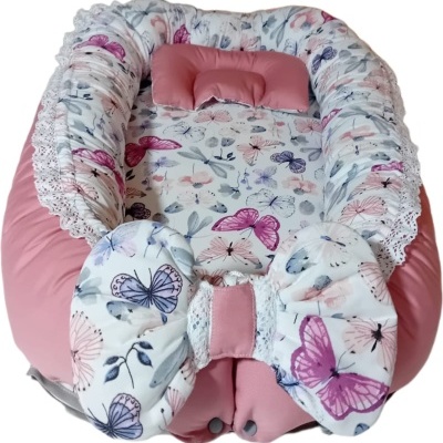 Cama para bebé rosa com estampado de borboletas e renda branca