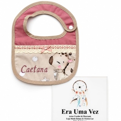 Babete rosa e bege com girafa e nome bordado Caetana