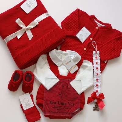 Conjunto de roupa e acessórios vermelhos para bebé com manta, casaquinho, body, meias, sapatinhos e prendedor de chucha