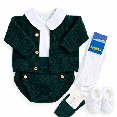Conjunto de roupa para bebé com camisola verde escura, body branco, bombazine verde, meias brancas, meias verdes e sapatinhos brancos