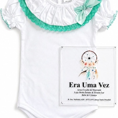 body branco para bebé com gola plissada e detalhes verdes