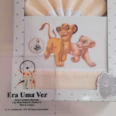 Jogo de lençóis para bebé com personagens Simba e Nala embalada numa caixa branca com estrelas cinza