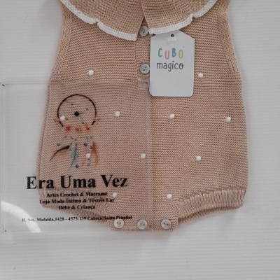 Colete de malha bege para bebé com bolinhas brancas e etiqueta CUBO mágico