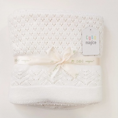 Manta branca de malha com fita e etiqueta Cubo Mágico