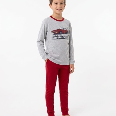 Pijama de criança cinzento e vermelho com estampa de carro e texto CALIFORNIA CO. USA