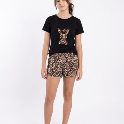 Conjunto de pijama com t-shirt preta com coelho estampado e calções leopardo