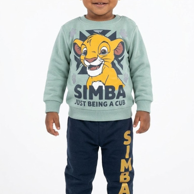 Menino com conjunto de roupa infantil Simba com camisola verde água e calças azul escuro