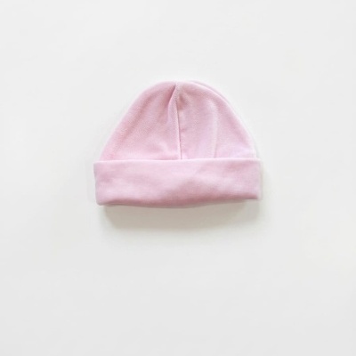 Gorro de bebé cor-de-rosa em tecido macio com dobra na borda