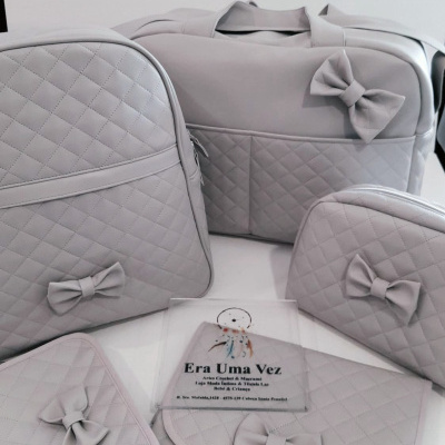 Conjunto cinzento de bolsas e carteiras acolchoadas com laços