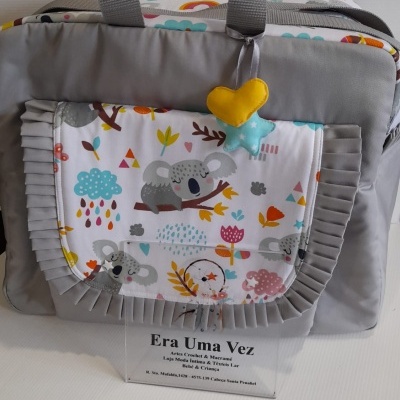 Mala cinzenta com bolso frontal de padrão infantil colorido e pendente decorativo