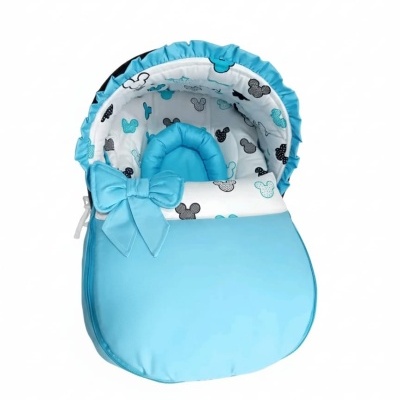 Saco de dormir azul claro para bebé com padrão de cabeças de rato e laço