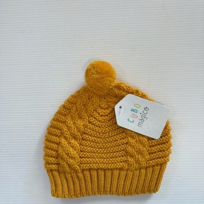 Gorro amarelo em malha com pompom e etiqueta com texto GUBO mágico