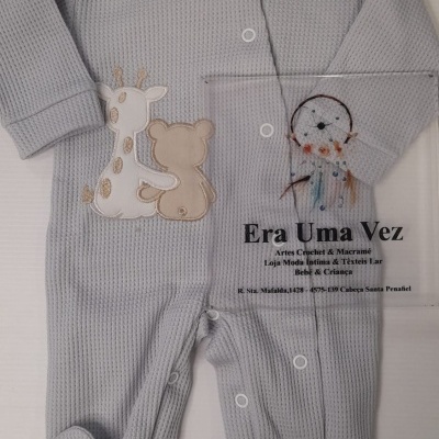 Macacão de bebé cinzento com aplicações de animais e texto de loja
