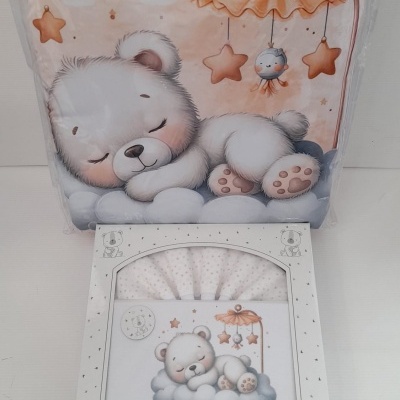 Conjunto de roupa de bebé com estampa de urso polar a dormir em nuvens e estrelas