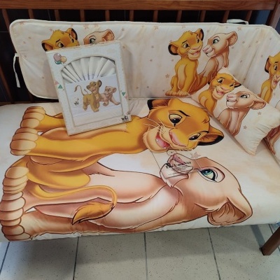 Jogo de berço com tema Rei Leão em tons amarelo e bege