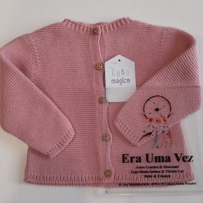 Casaco de malha rosa para bebé com botões e etiqueta CUBO mágico