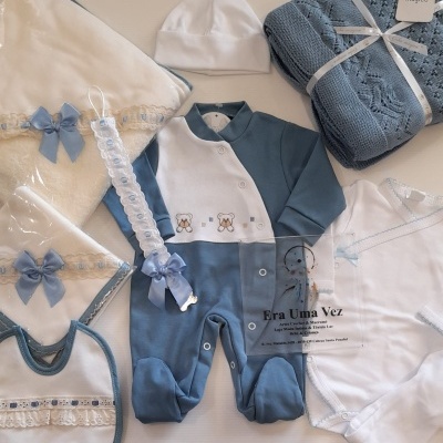 Conjunto de roupa e acessórios para bebé em azul e branco