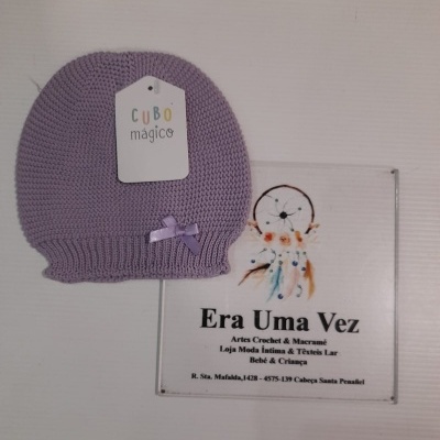 Gorro roxo de malha com laço e etiquetas da loja Era Uma Vez