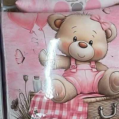 Lençol infantil com estampa de urso de pelúcia rosa e elementos decorativos