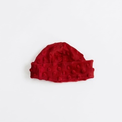 Gorro infantil vermelho com bolinhas em relevo