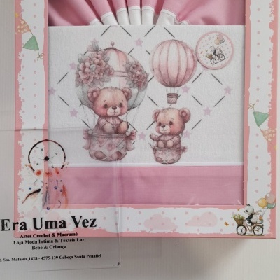 Conjunto de roupa de bebé rosa com ursos em balões em embalagem decorada