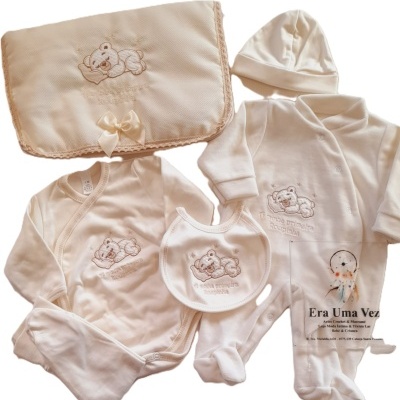 Conjunto de roupa de bebé bege claro com urso bordado e texto