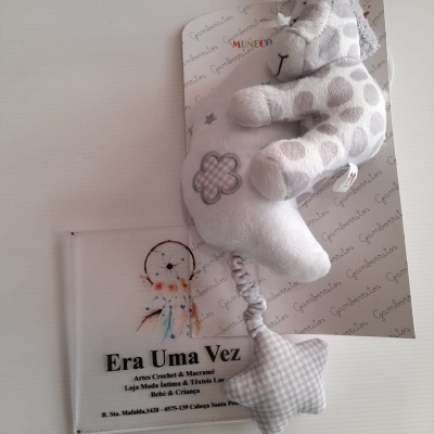 Pelúcia de girafa branca e cinza com lua e estrela em padrão de tecido xadrez