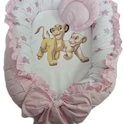 Ninho de bebé rosa com laço e ilustração de leões