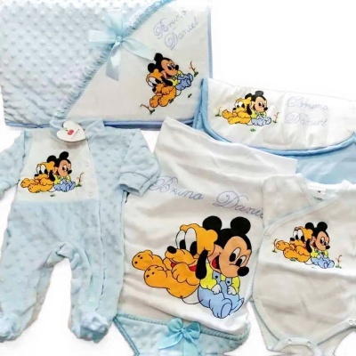 Roupa e acessórios de bebé azuis com estampas de Mickey e Pluto, e nomes bordados Bruna Daniel.