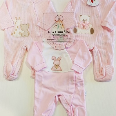 Três macacões de bebé rosa com desenhos de animais e botões de pressão