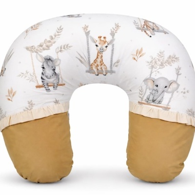 Travesseiro de amamentação com padrão de animais bebés e base amarelo mostarda