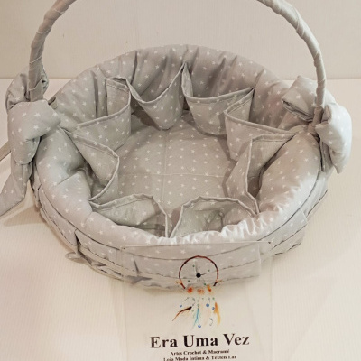 Cesta de tecido acolchoado cinzento com estrelas brancas e alça com laços