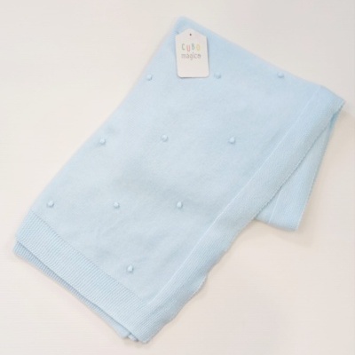 Manta azul bebê com bolinhas e etiqueta CUBO mágico
