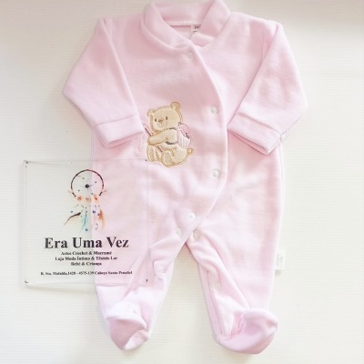 Macacão de bebé cor-de-rosa com bordado ursinho e botões de pressão.