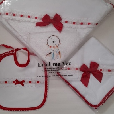Conjunto de roupa para bebé branca com laços vermelhos e bordas rendadas