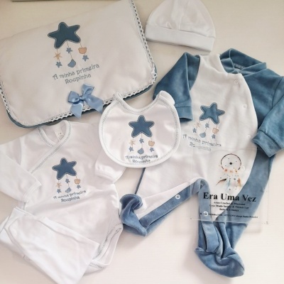 Conjunto de roupa de bebé em branco e azul com estrela e texto bordado