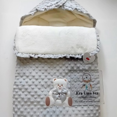 Saco para bebé cinzento claro com ursinho bordado e etiqueta Era Uma Vez