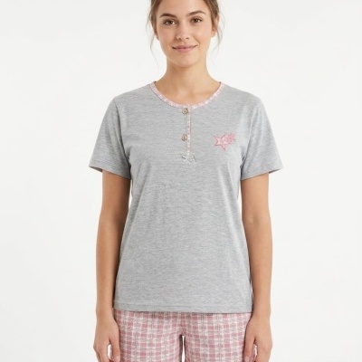 Pijama feminino cinza e rosa com t-shirt e calções xadrez
