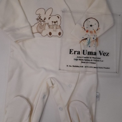 Macacão de bebé branco com estampado de coelho e urso, placa acrílica ao lado