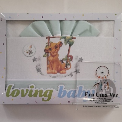 Cobertor de bebé com estampa do personagem Simba do Rei Leão, embalagem com estrelas coloridas
