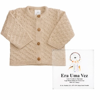 Cardigã bege de malha para bebé com botões castanhos e cartão informativo