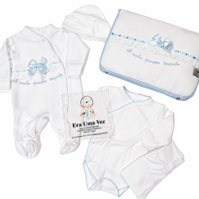 Conjunto de roupa de bebé branca com laço azul e texto bordado