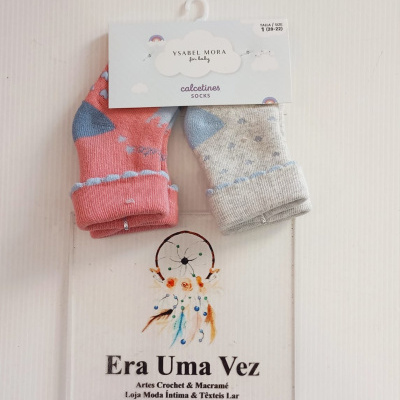 Par de meias de bebé rosa e cinza com padrão de estrelas, etiqueta Ysabel Mora, tamanho 1, sobre fundo branco com apanhador de sonhos e texto Era Uma Vez.