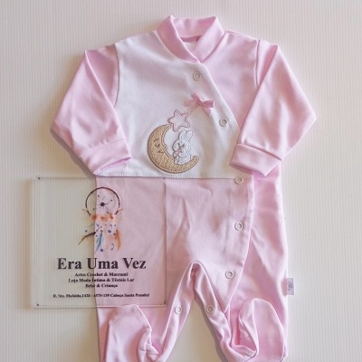 Pijama de bebé rosa e branco com bordado de lua, estrela e coelho