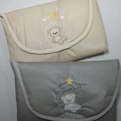 Duas mantas de bebé acolchoadas com padrão de bolinhas e bordado de ursinho na lua