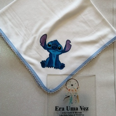 Fralda branca com borda azul clara, bordado do personagem Stitch azul, bordado crochê branco